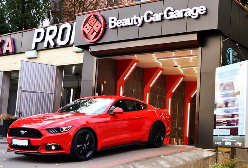 красивая девушка за рулем. стильные блондинки. бордовый смоки айс для карих глаз. косплей +18 девушки и авто. кар бьюти.