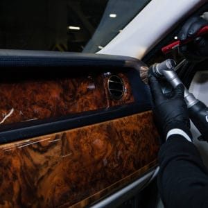 Полировка дерева в салоне