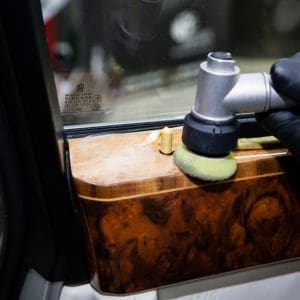 Полировка дерева в салоне