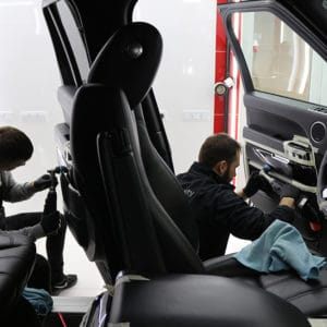 Полировка в салоне автомобиля