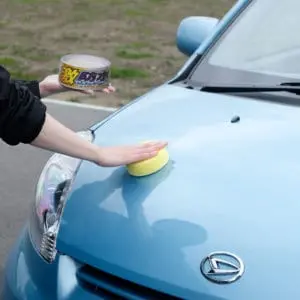 Нанесение воска на кузов автомобиля