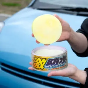 Нанесение воска на кузов автомобиля