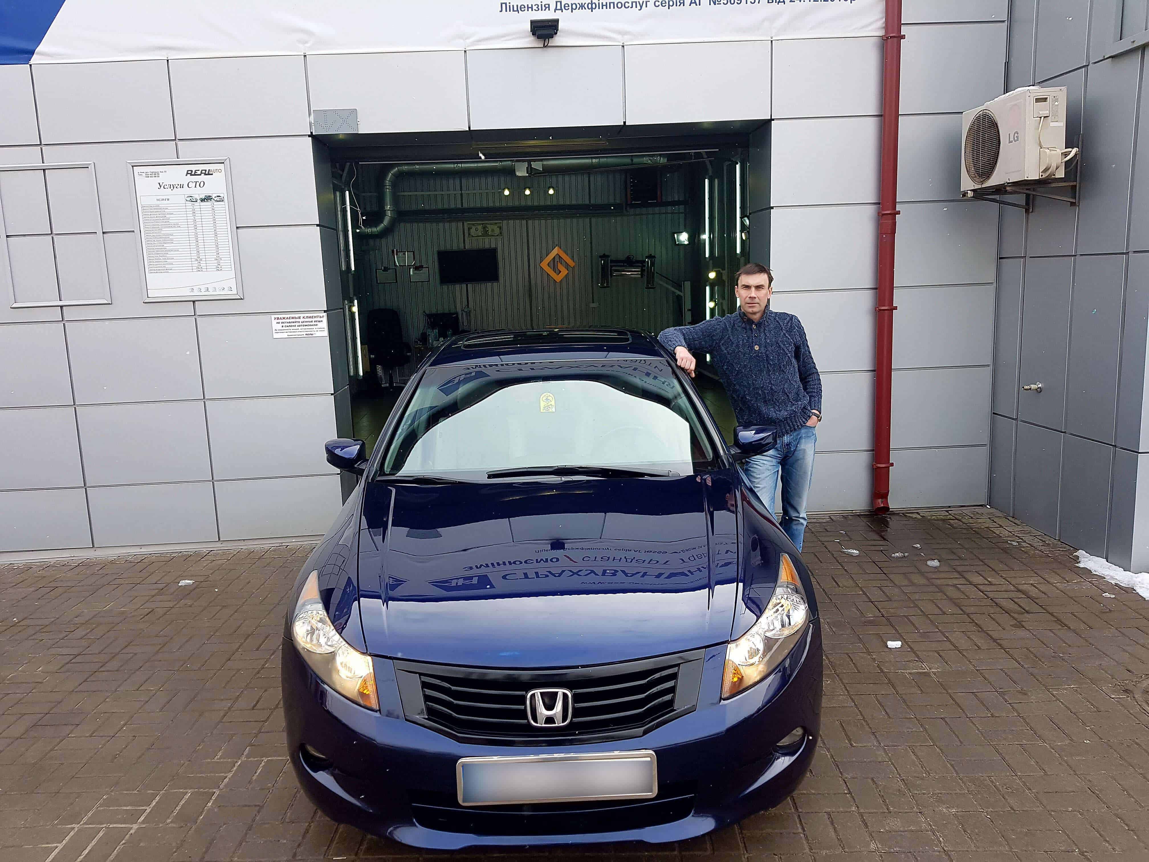 Анатолий у входа в свою студию GLOSS-IT