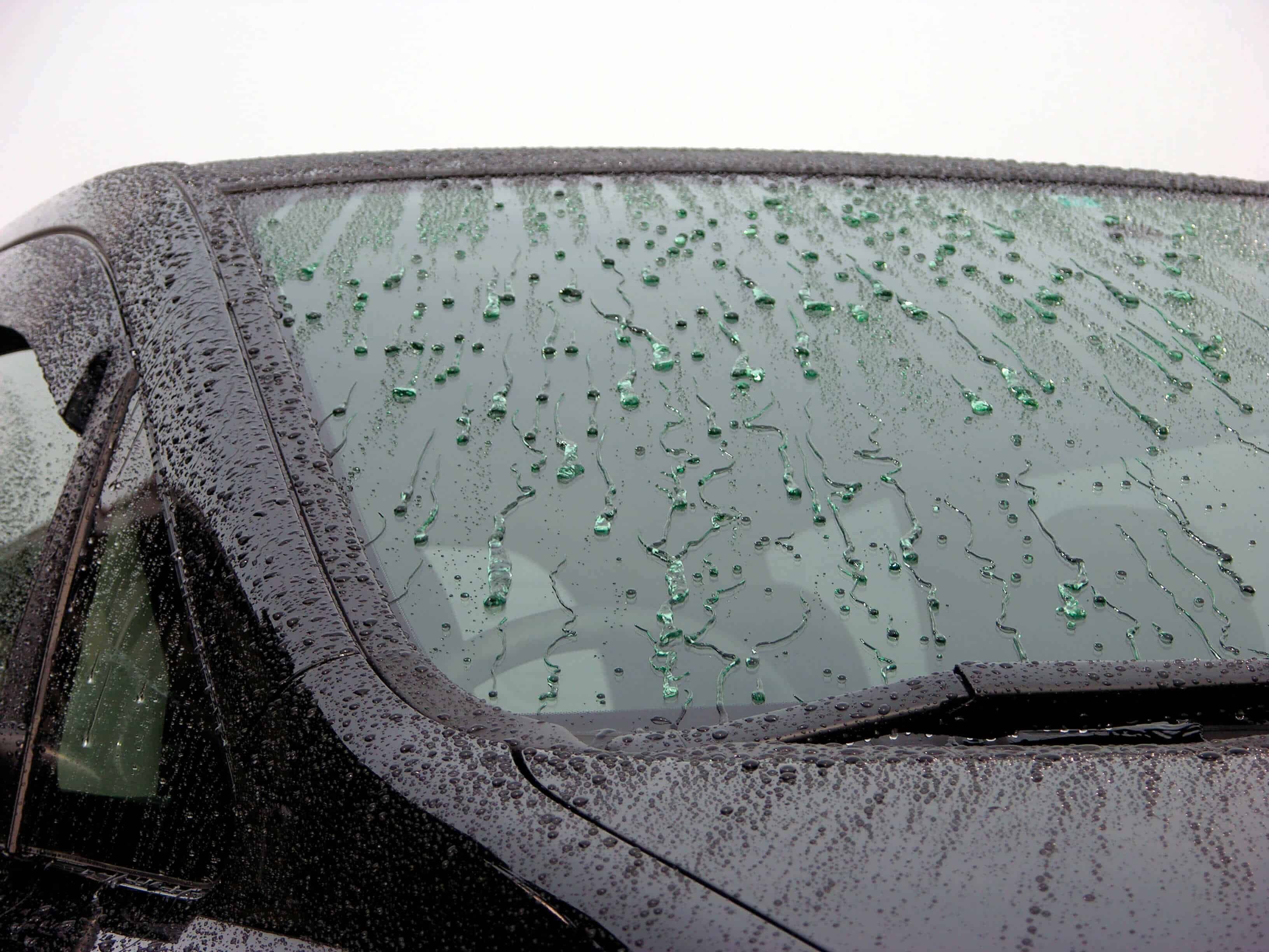 Благодаря антидождю вода собирается в большие капли и быстро сходит с лобового стекла