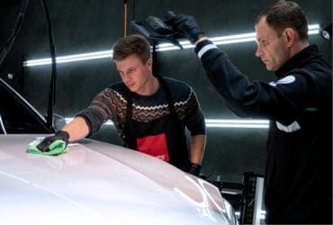 осмотр копота в школе детейлинга CarDetailLab