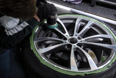 полировка колесного диска в шлколе детейлинга