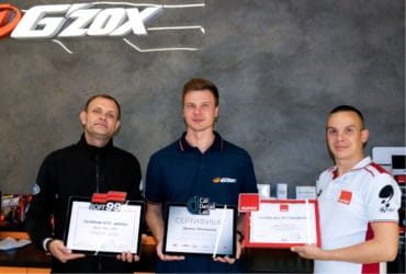 довольный студент школы детейлинга с сертификатами