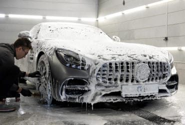 Пена сткает с машины