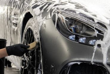 мойка шин специальной щеткой