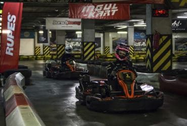 гонщик на оранжевом болиде