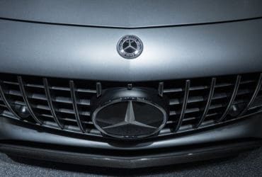 блестящий значек мерседес