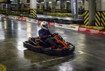 Участник на картодроме