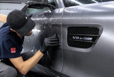 нанесение пленки на дверь