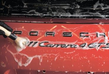 Porsche 911 Carrera 4 GTS на мойке