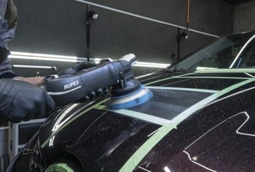 Студенты полируют лкп