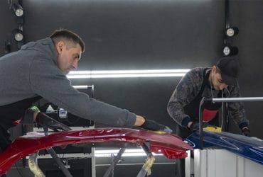 студенты шлифуют