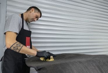 уборка коврика багажника