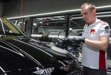 капот блестит