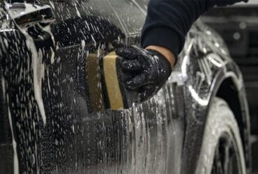 мойка машины мочалкой