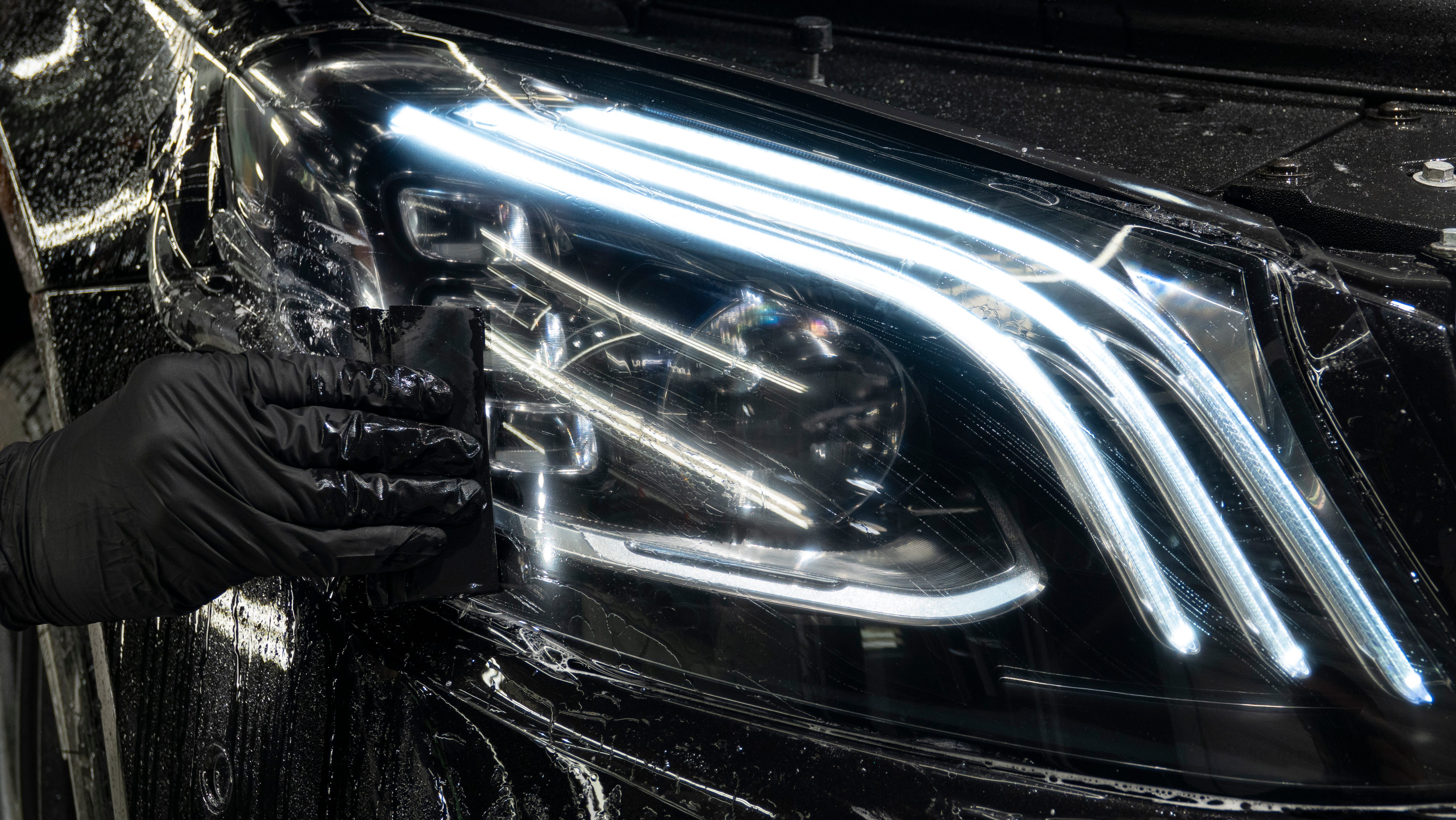 Нанесение пленки на фару