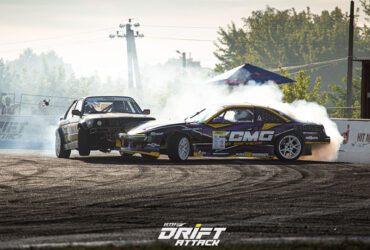 Гоночные машины в дыму на трассе