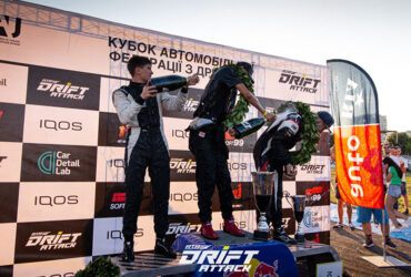 Победители гонок обливаются шампанским