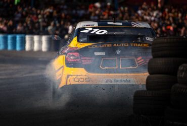 Желтая BMW на гоночной трассе