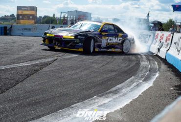 Гоночное авто на соревнованиях в Киеве