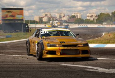 Машина гоночной трассе