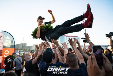 Болельщики подбрасывают победителя гонок