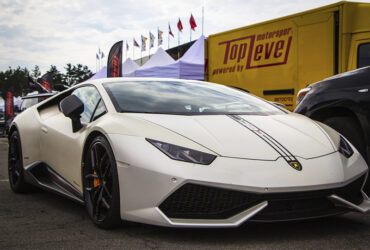 Гоночная lamborghini на соревнованиях RTR