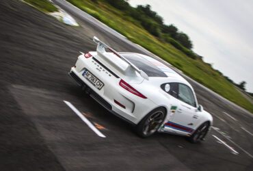 Гоночная машина на трассе в движении