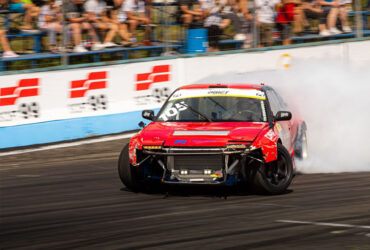 Красная машина на дрифтинге