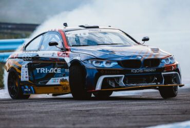 Гоночная BMW на автодроме