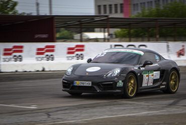 Porsche на гоночной трассе