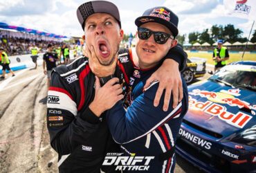 Гонщики на фоне машин