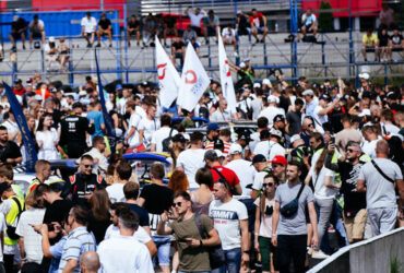 Толпа зрителей на автодроме