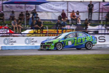 Гоночная машина в движении на соревнованиях