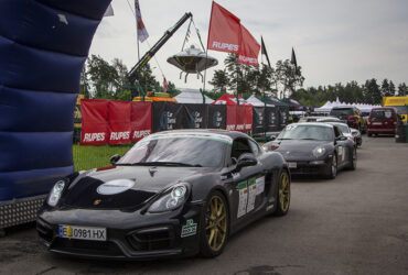 Автомобили на старте гонок RTR