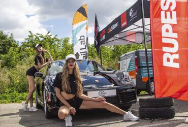 Модели возле Porsche