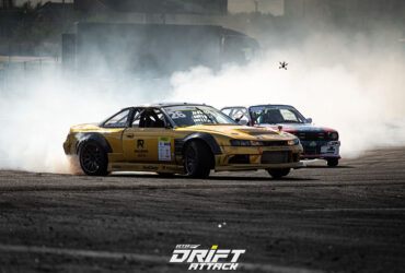 Гоночные авто в дыму на трассе