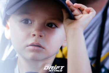 Маленький болельщик на автомобильных гонках