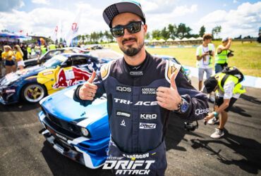 Портрет гонщика на автодроме