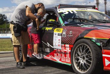 Болельщики RTR возле машины