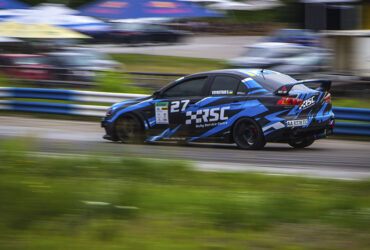 Гоночная машина в движении