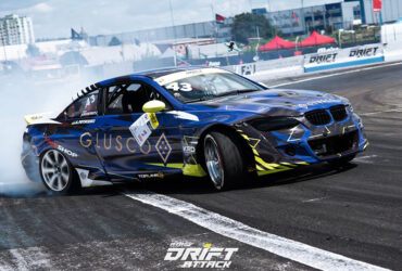 Синий BMW в дыму на соревнованиях по дрифтингу