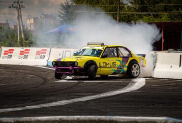 Желтый гоночный автомобиль на трассе