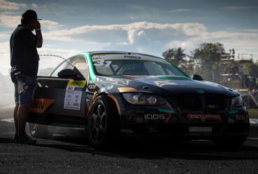 Гонщик на автодроме в Киеве