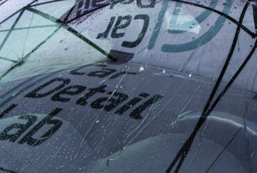 Капли воды на автомобильном кузове