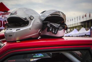 Шлемы гонщиков на соревнованиях